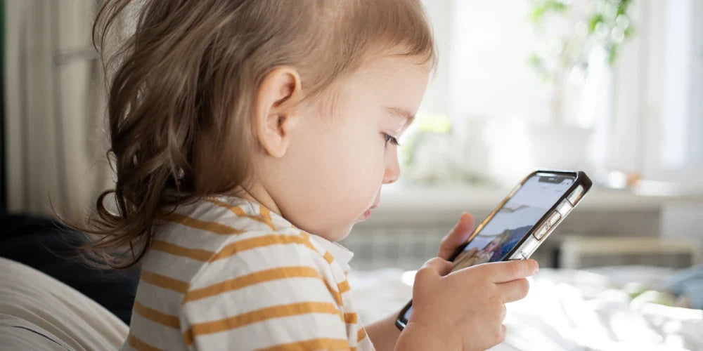 Schermtijd baby: wat is gezond van 0 tot 2 jaar?